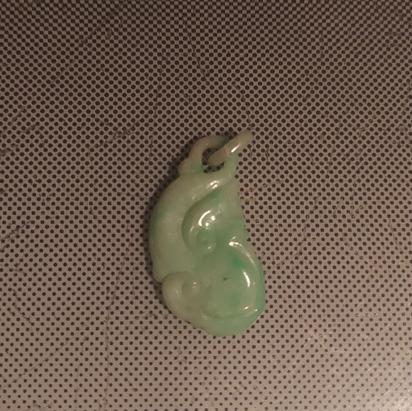 Genuine green jade artisan carved pendant  with gold filled 16 in chain - Picture 1 of 3